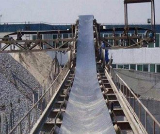Heat and cold resistant conveyor belt